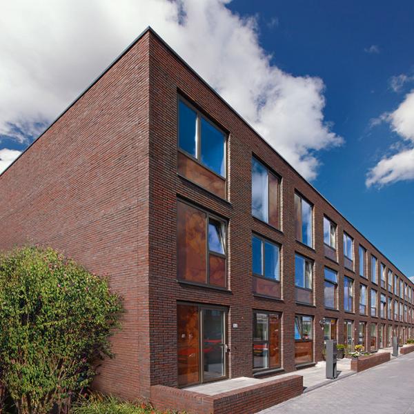 Streng verspielt, Wohnungsbau in Utrecht (NL), Röben Handstrich-Verblender WIESMOOR kohle-bundt im Waalformat