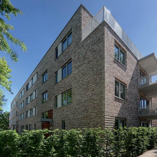 Ansprechende Architektur mit rustukalem Röben-Handformverblender GEESTBRAND bunt-weiß im Hamburger Wohnungsbau.