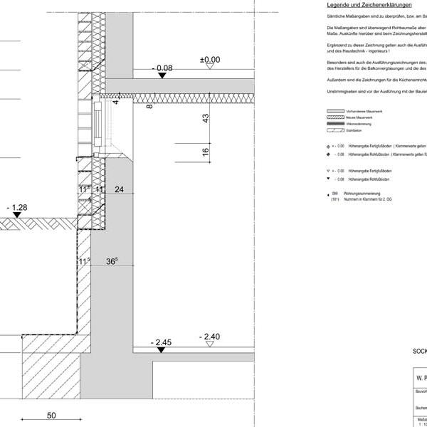 Korvettenstraße in Lübeck: Sockeldetail. Das neue Fundament trägt die Fassade, die Wärmedämmung nimmt den Platz der zuvor abgebrochenen Klinker ein.