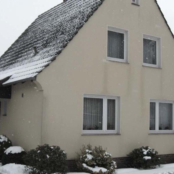 Das baugleiche Nachbarhaus, ohne Dämmung: Nicht nur unter energetischen Gesichtspunkten lohnt sich das WDVS mit echten Klinkerriemchen.