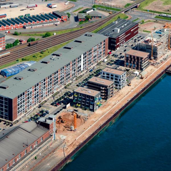 Rings um den alten Europahafen entstehen insgesamt acht neue Bürogebäude in direkter Wasserlage.