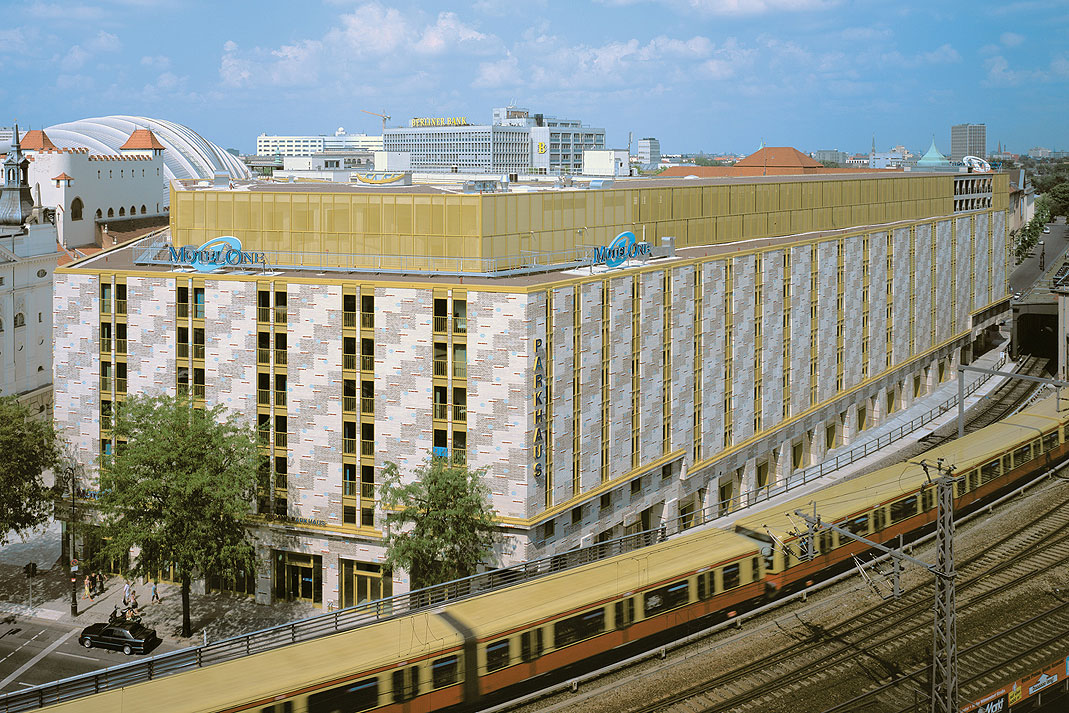 Das Berliner Zentrum am Bahnhof Zoo: Die markante Fassade des neuen
Hotelkomplexes &quot;Motel-One Ku`Damm&quot; mit ihrem stufenförmigen Klinker-Mosaik.