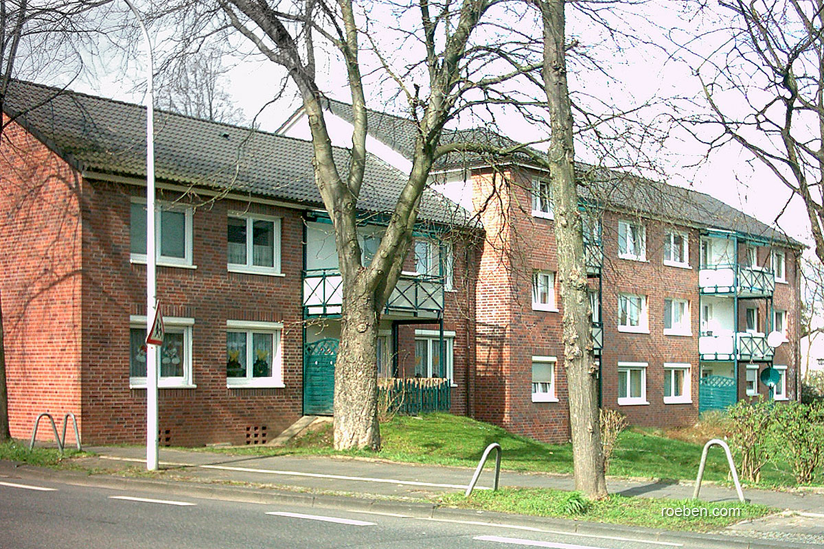 Mehrfamilienhaus der VEBOWAG, Bonn, nach der Sanierung mit einem WDVS und Röben Klinkerriemchen WESTERWALD bunt.
