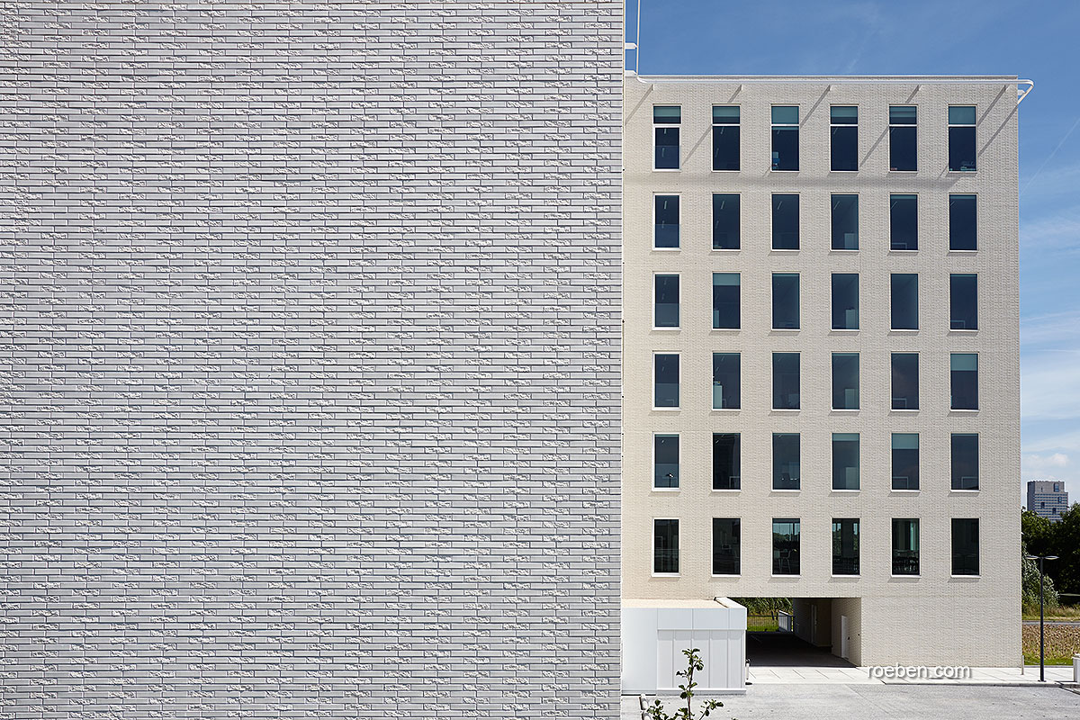 Die Keramik-Klinker OSLO und ESBJERG DF im Verhältnis 2:1 geben der Fassade eine lebendige Textur | Foto: André Nullens