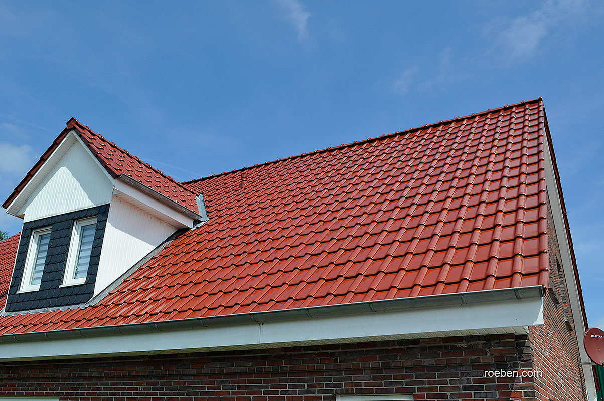Neues Dach auf altem Haus: Der Röben Tondachziegel PIEMONT kastanienbraun