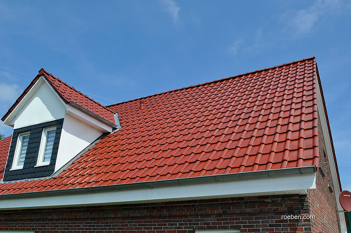 Neues Dach auf altem Haus: Der Röben Tondachziegel PIEMONT kastanienbraun