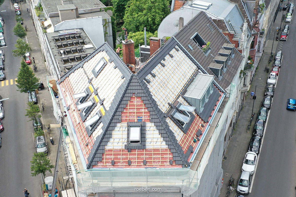 Dachziegel ELSASS anthrazit: Sanierung eines Bürogebäudes in Köln | ©Foto: H.-G. Knops
