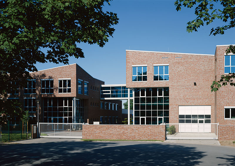 Eingespieltes Duo, Bürogebäude und Produktionshalle in Oldenburg, Röben Klinker CANBERRA herbstlaub