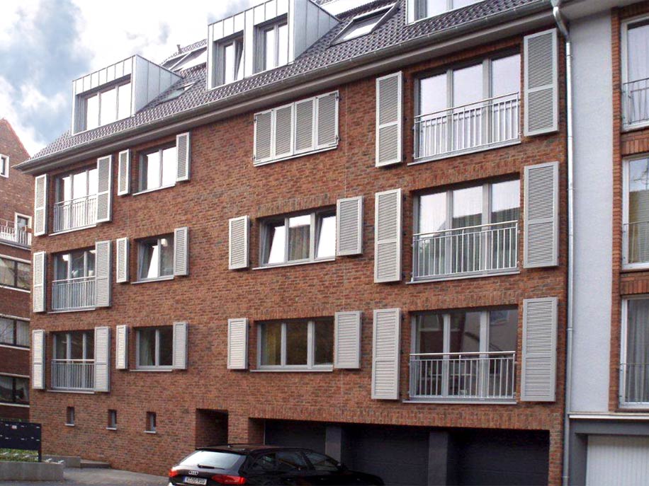 Die energetisch sanierte Fassade fügt sich eigenständig aber harmonisch in die sie umgebende Bebauung ein.