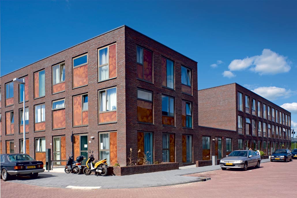 Wohnanlage in Utrecht: Betont zurückhaltende Gestaltung mit wenigen, ausgesuchten architektonischen Details. Kees Christiaanse Architects & Planners (KCAP), Rotterdam. Röben Handstrich-Verblender WIESMOOR kohle-bunt, WF